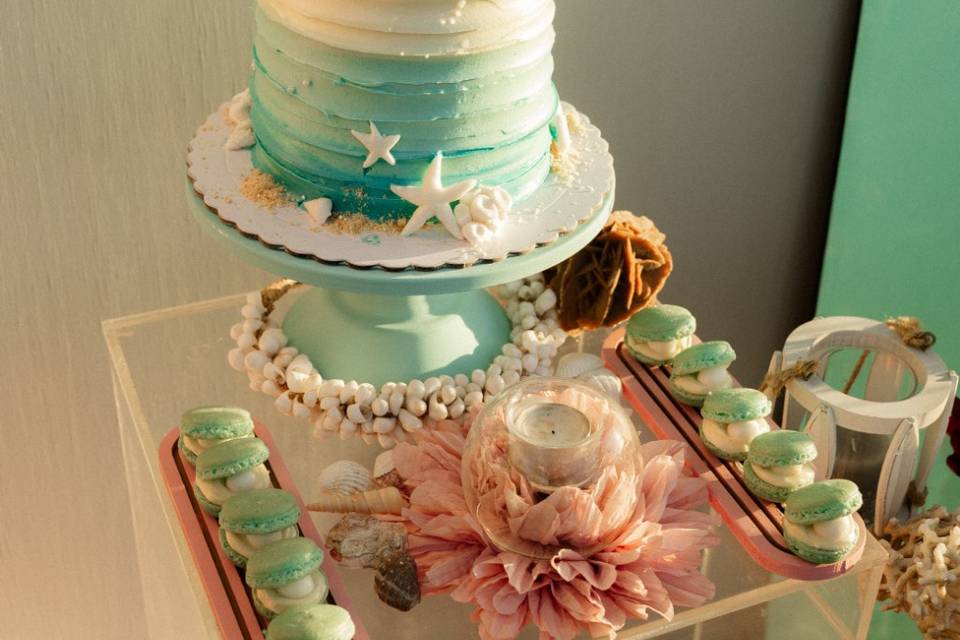 Tarta y macarons