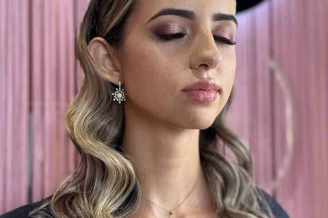 Maquillaje y peinado