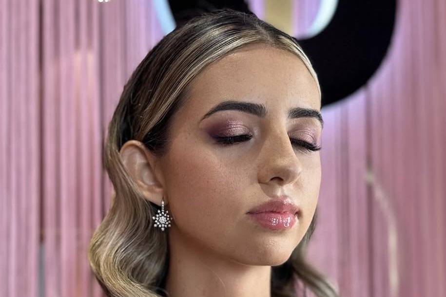 Maquillaje y peinado