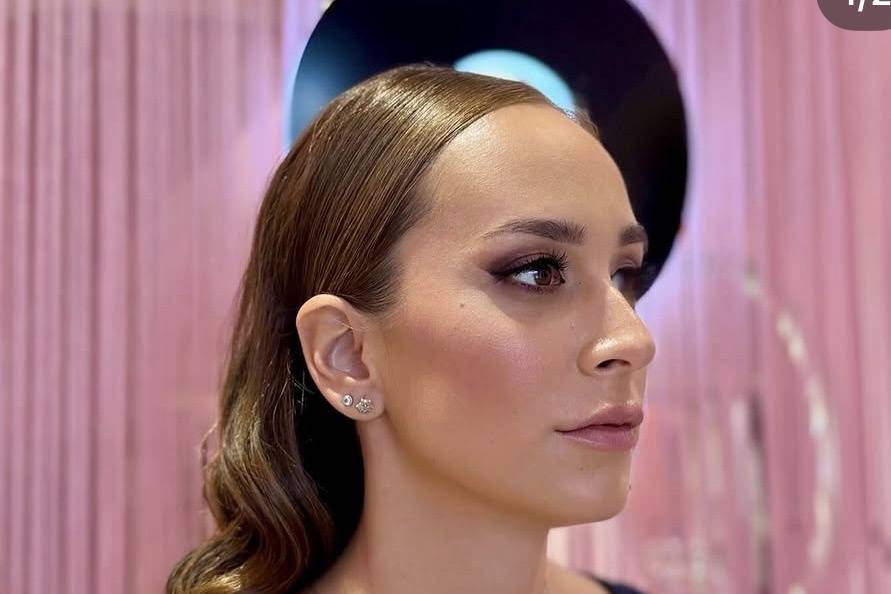 Maquillaje y peinado