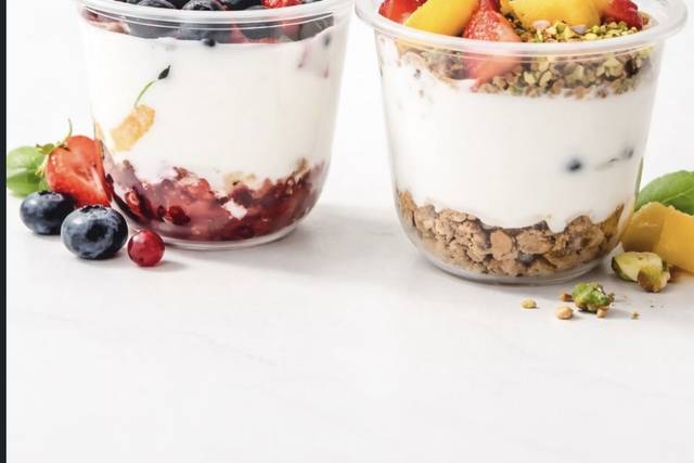 “Yogur con fruta fresca y topp