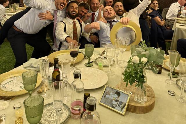 Mesa amigos invitados boda