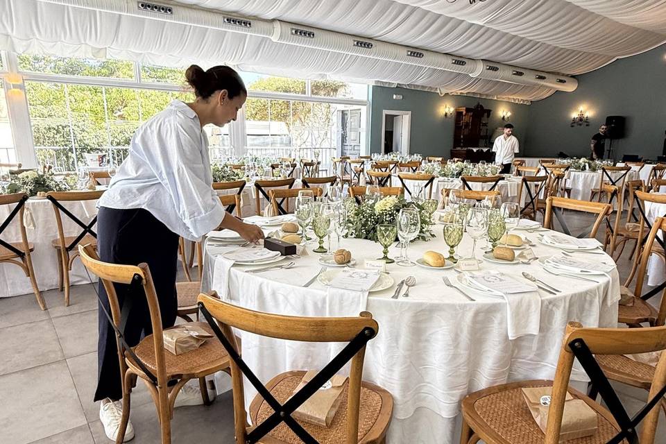 Montaje detalles mesa boda