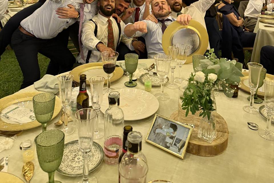 Mesa amigos invitados boda