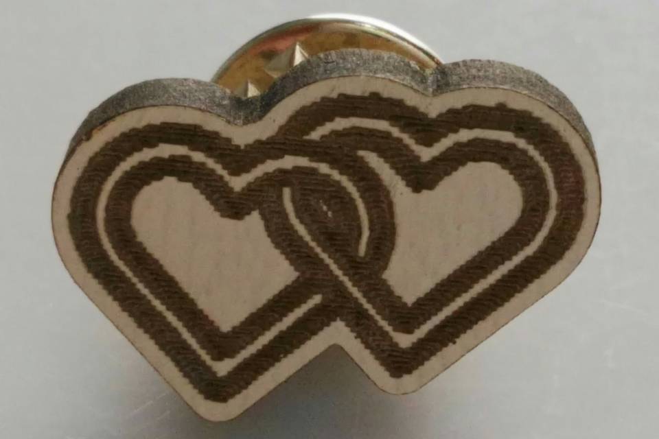 Pin de dos corazones