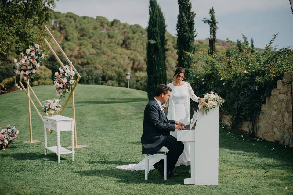 Novios y piano