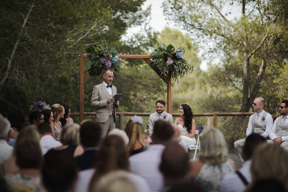 Novia, damas de honor y ramos