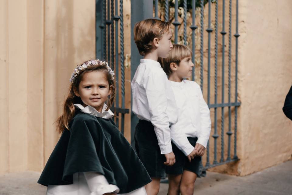 Niños esperando a la novia