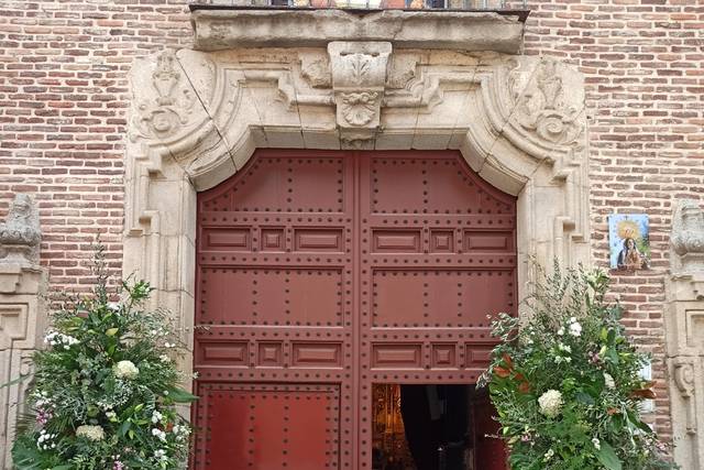 Entrada a la iglesia