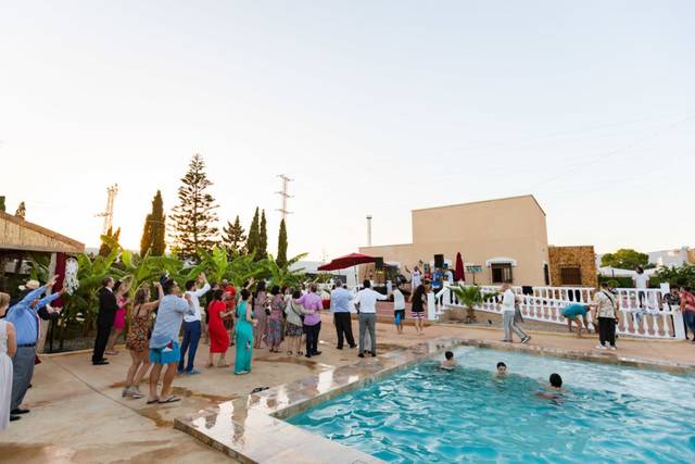 Piscina y escenario