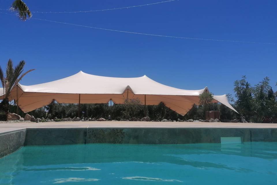 Piscina y carpa