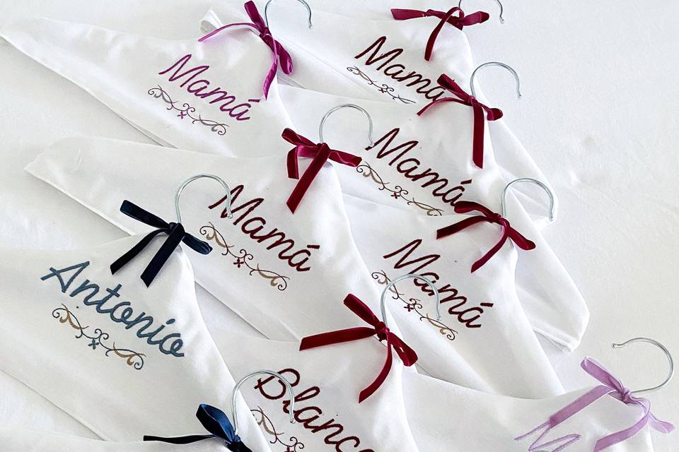 Perchas bordadas personalizada