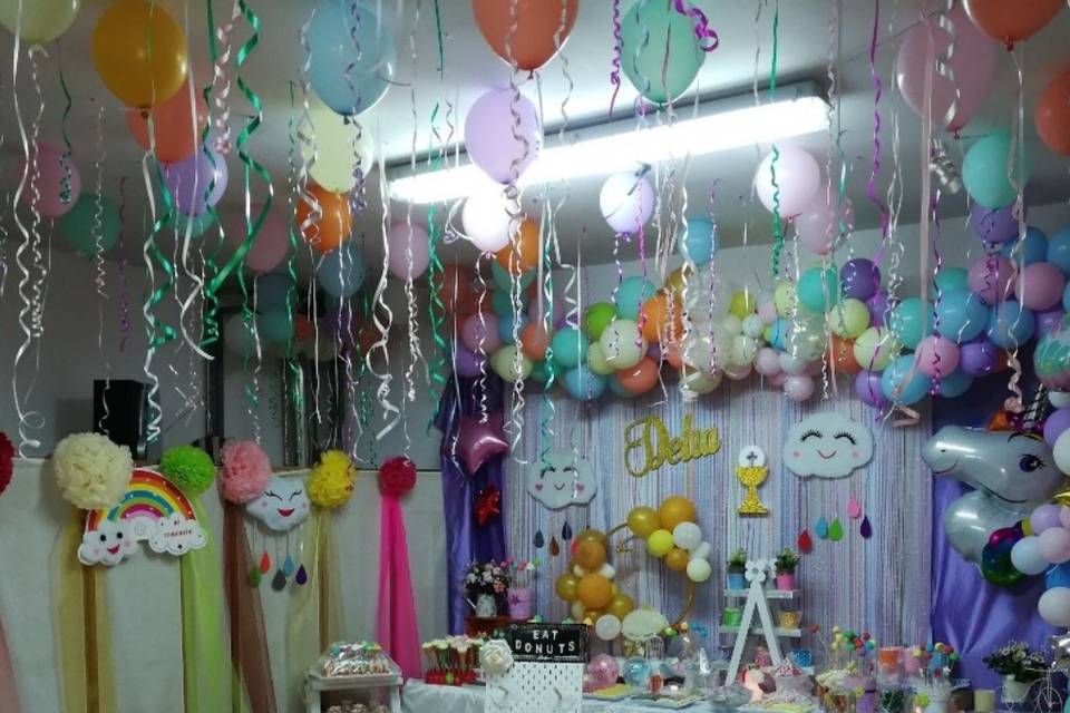 Mesa dulce y decoración + globos