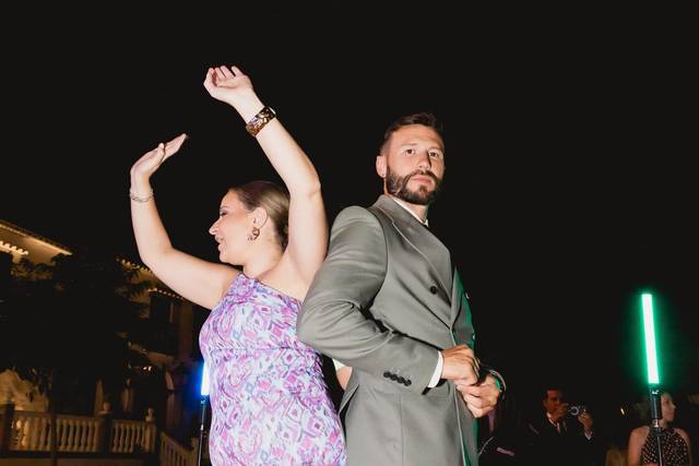Pareja_bailando_fiesta_exterior