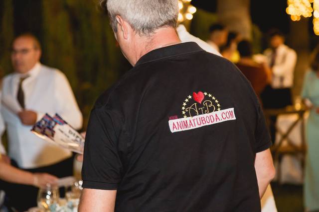 Persona_camisa_negra_logo_animatuboda