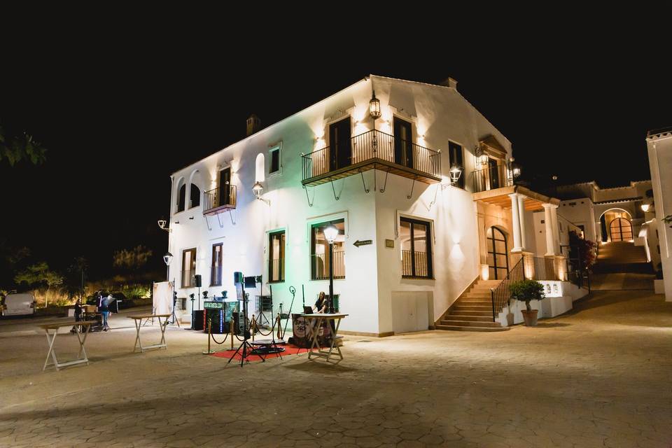Ambientacion_noche_edificio_blanco