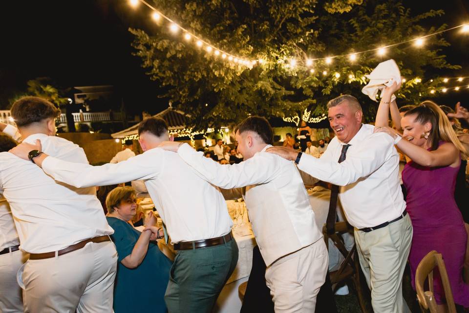 Fiesta_boda_cadena_bailando