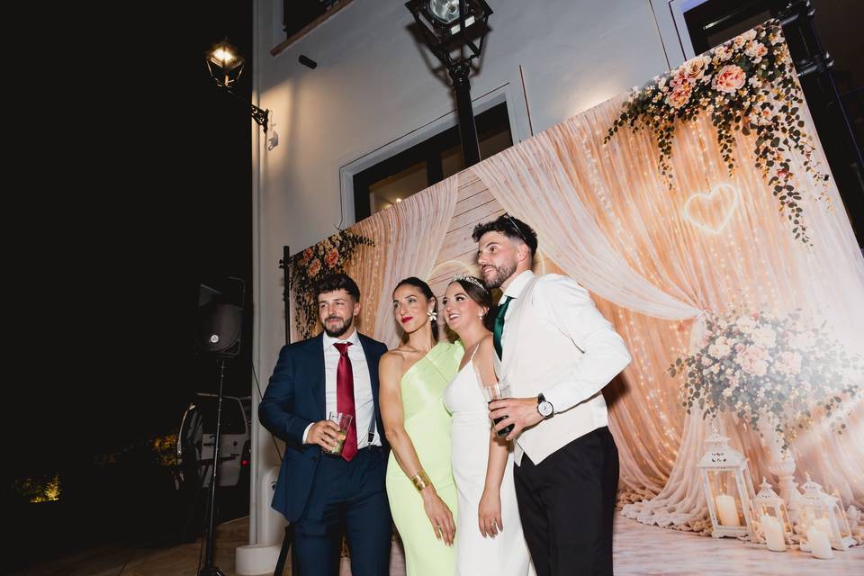 Grupo_invitados_fondo_floral_boda