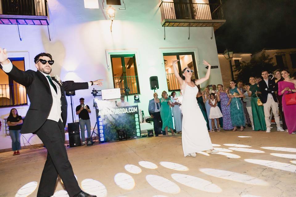 Novios_bailando_gafas_corazon