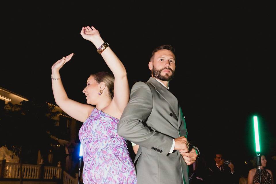 Pareja_bailando_fiesta_exterior