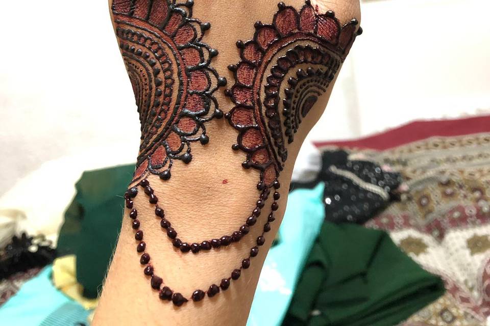Diseño de henna floral y