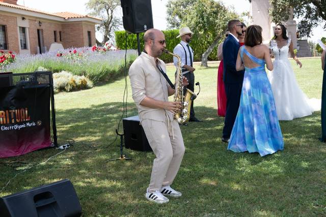 El Saxofón emite su magia nora
