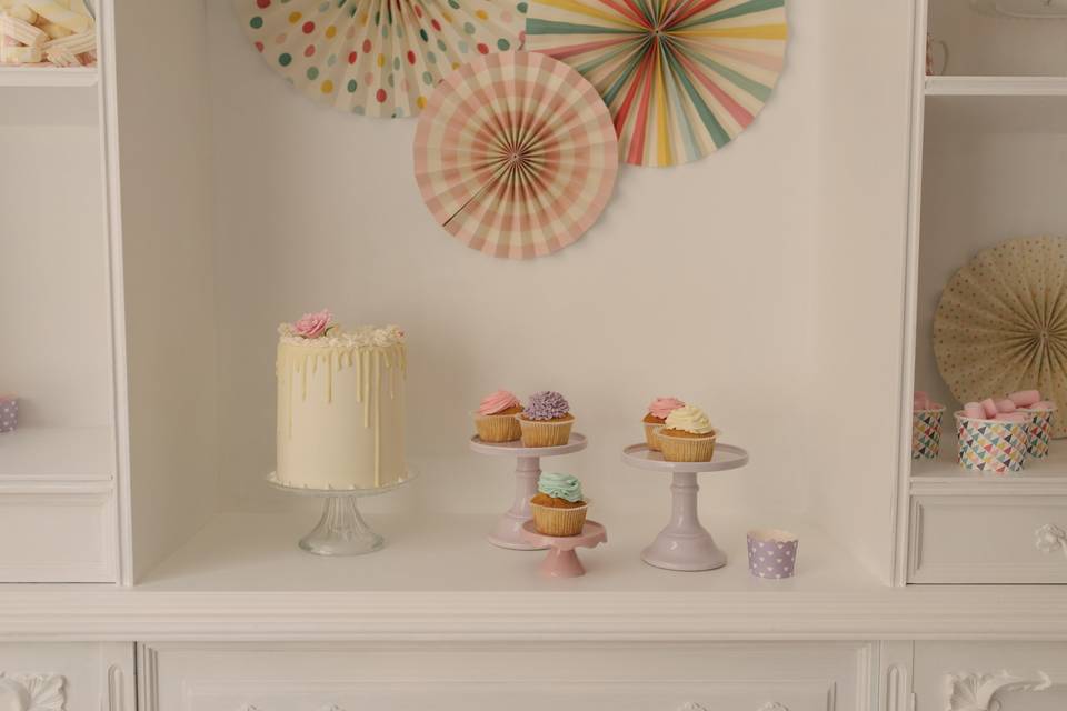 Tarta y cupcakes coloridos