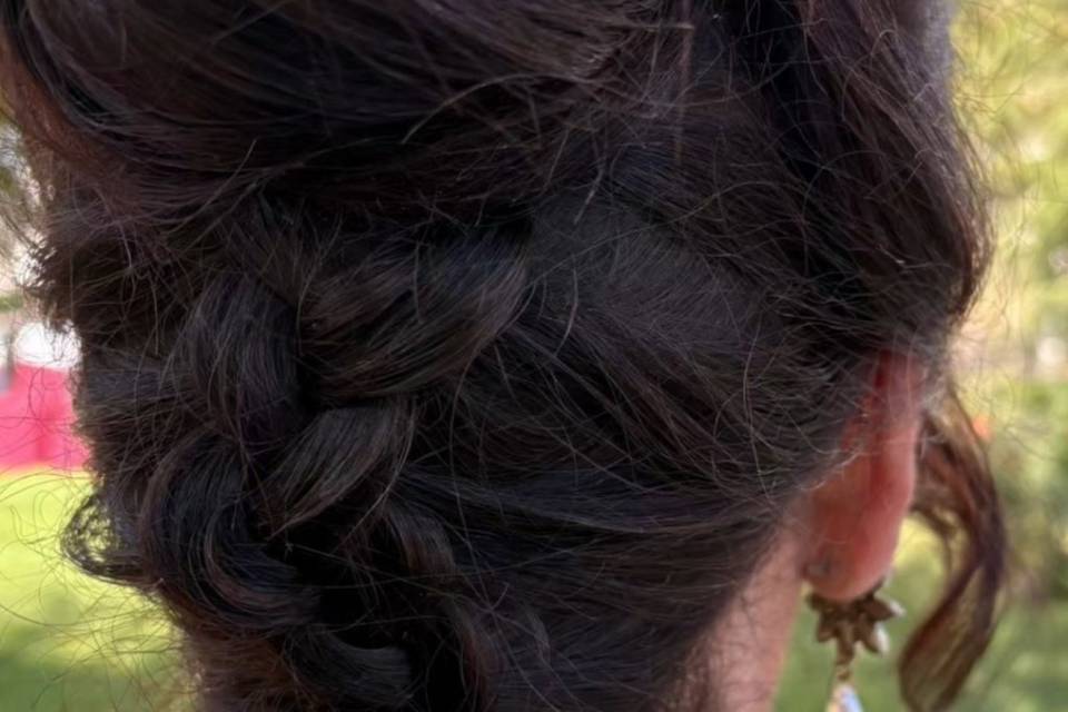 Recogido alto cabello medio