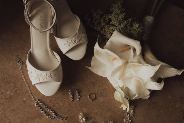 Zapatos y flores de novia