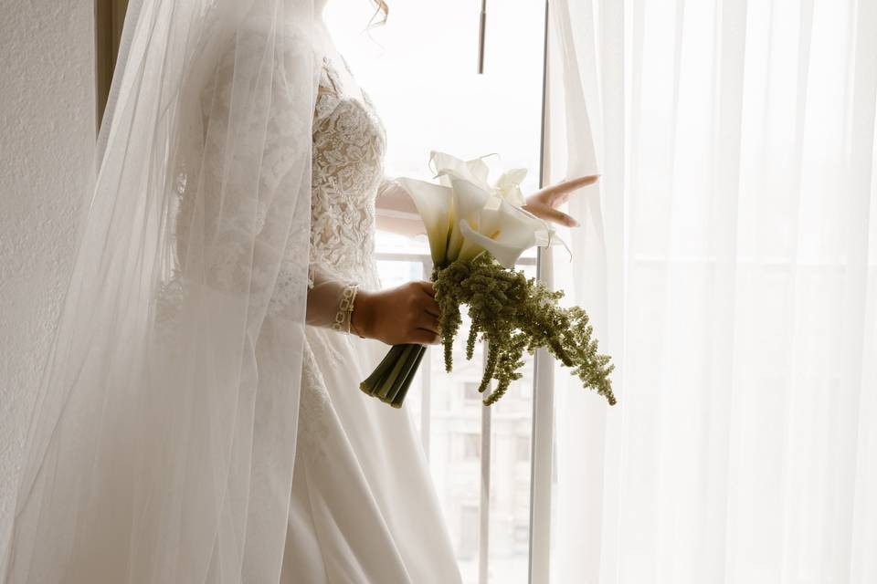 Novia con ramo de flores blanc