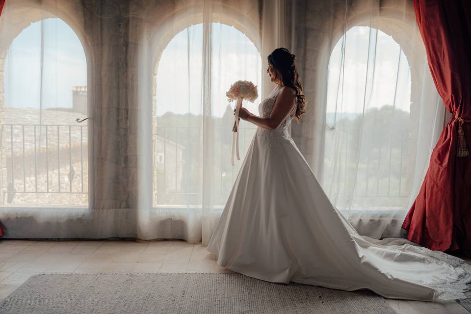 Novia en ventanal con velo