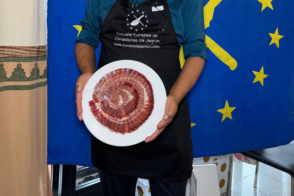 Plato de jamón cortado a cuchi
