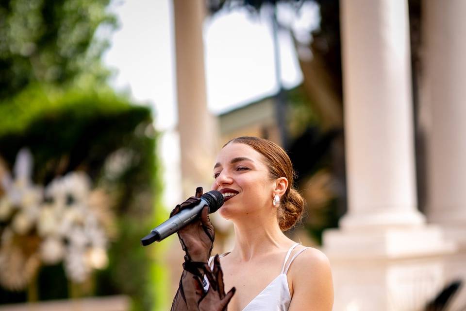 Cocktail singer
