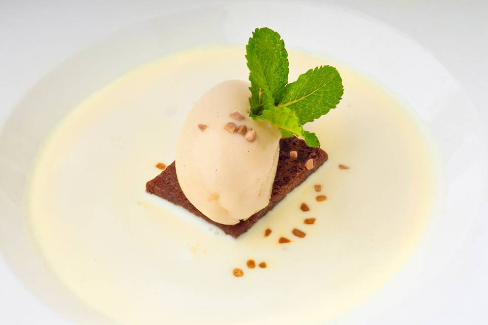 Sopa de chocolate blanco con brownie