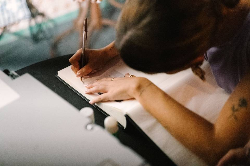 detalle_firmando_libro_huesped