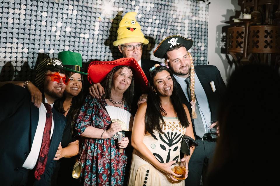 grupo_invitados_con_sombreros_divertidos