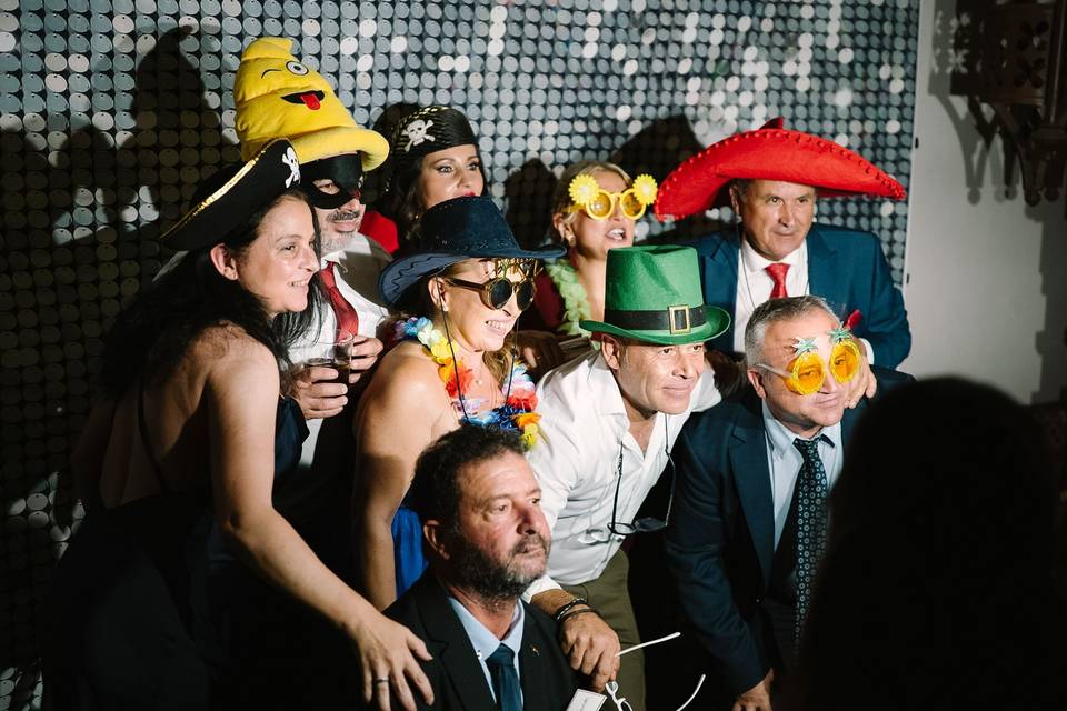 grupo_invitados_fotocabina_sombreros_divertidos