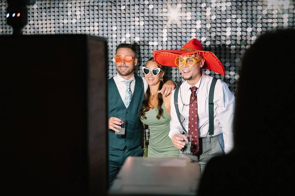 grupo_invitados_gafas_sombrero_rojo