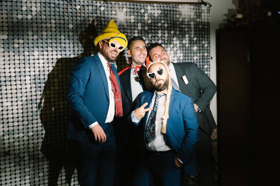 grupo_invitados_trajes_accesorios_divertidos