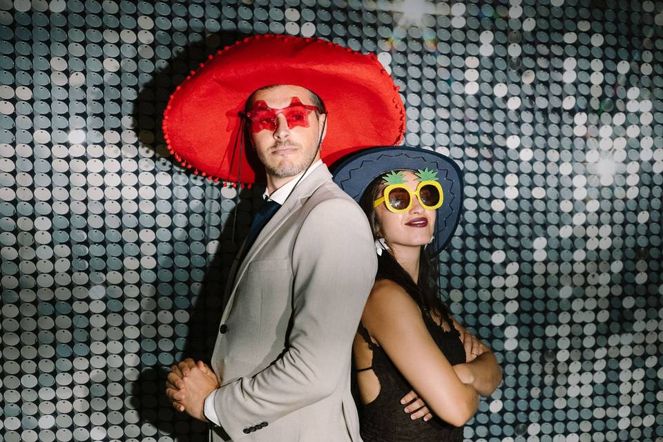pareja_con_gafas_y_sombreros_divertidos