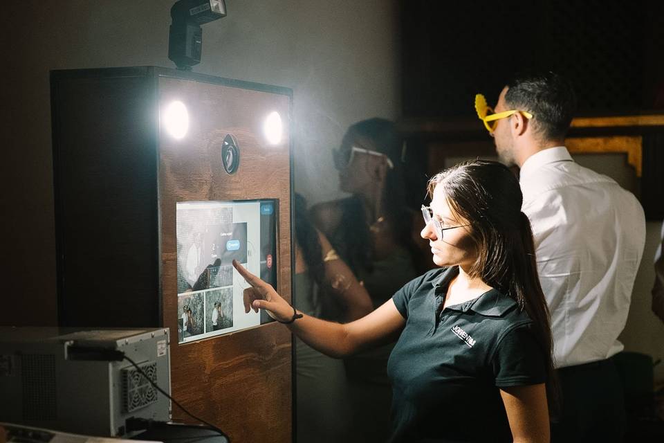 persona_interactuando_fotocabina_madera