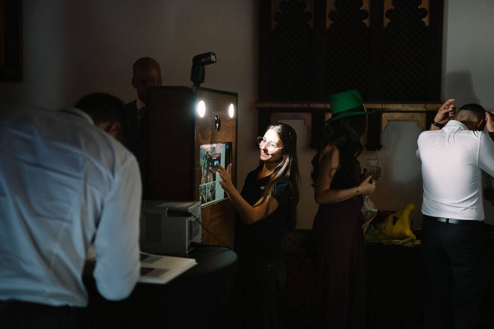 persona_usando_fotocabina_madera_led