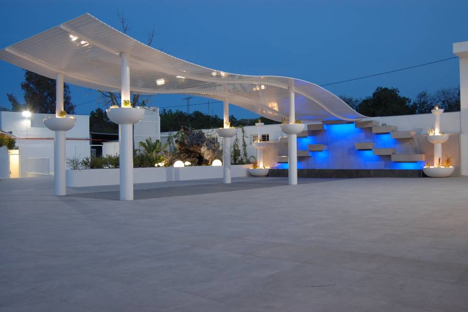 Pérgola y cascada de noche