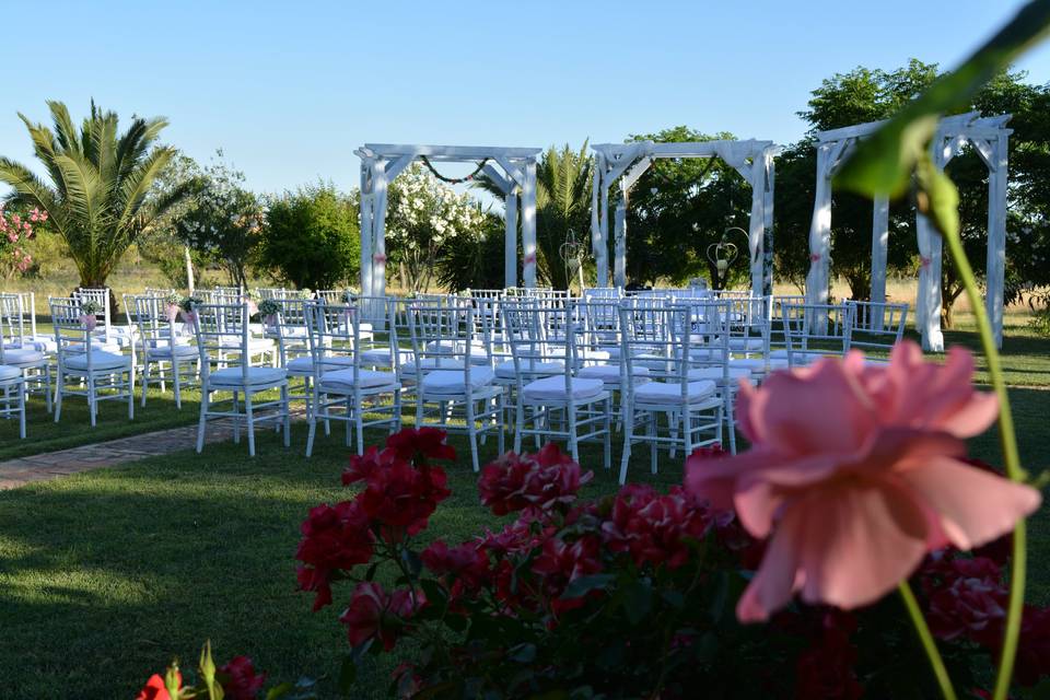 Boda con pérgolas blancas