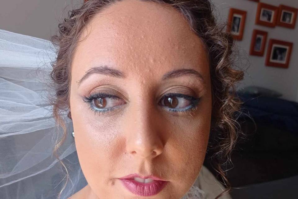 Maquillaje nude y azules