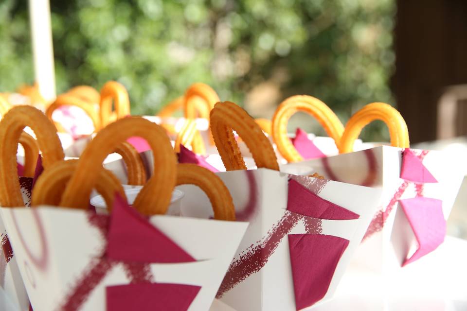 Detalle de churros con chocolate