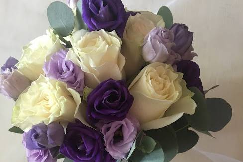 Bouquet lisianthus lila y mora