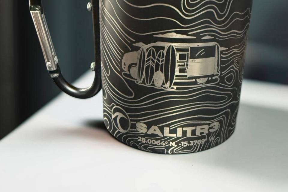 Taza grabada en blanco