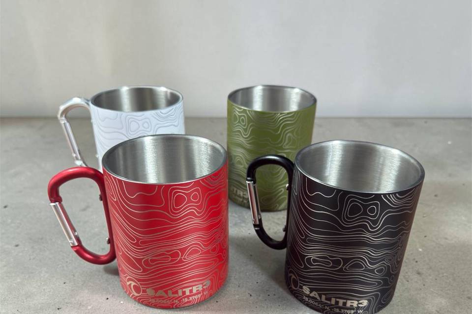 Tazas de acero grabadas en varios colores