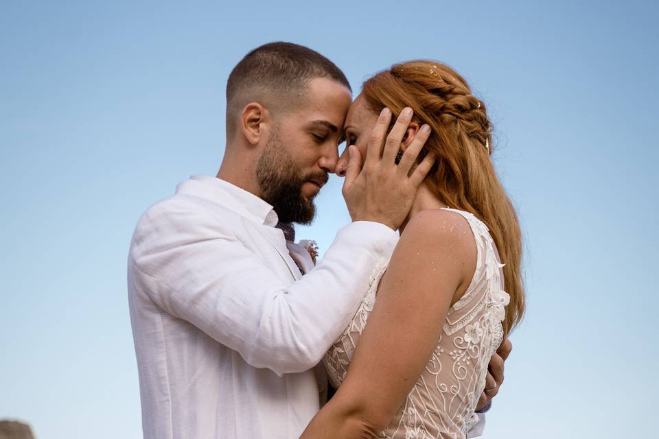 Novios posando